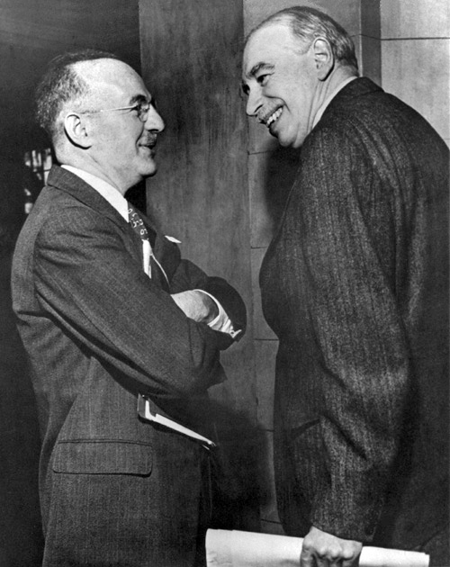 US-Finanzpolitiker Harry Dexter White (links) und John Maynard Keynes beim beim Eröffnungstreffen des Gouverneursrates des Internationalen Währungsfonds am 8. März 1946 Foto: International Monetary Fund