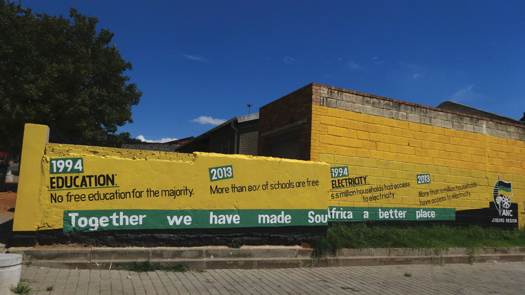 „Together we have made South Africa a better place“: Hoffnungsvoll beschriebene Mauer im Land am Limpopo. Foto: Irene Allerborn